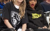 Rihanna e la modella Cara Delevingne insieme ad una partita di Basket